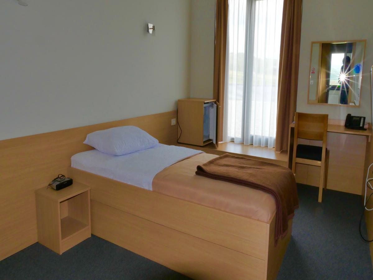 Hotel Lika Jug Brinje ภายนอก รูปภาพ